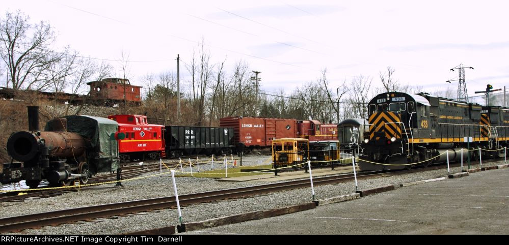 LAL 433 & unk 0-4-0 steam engine